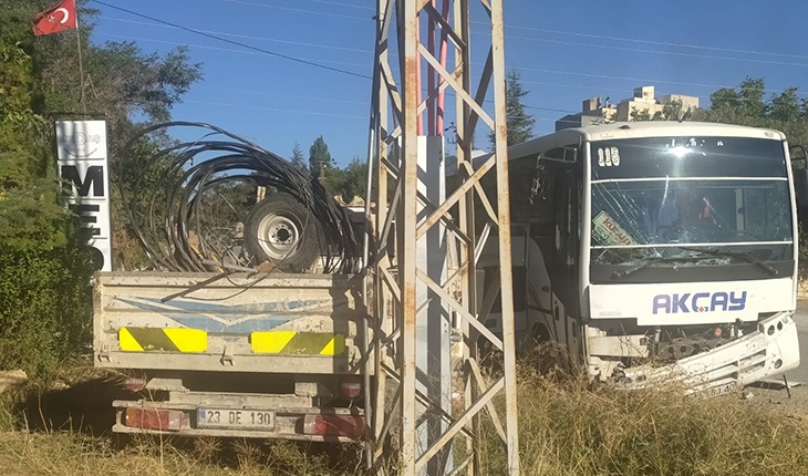 Servis midibüsü ile kamyonet çarpıştı: 17 işçi yaralandı