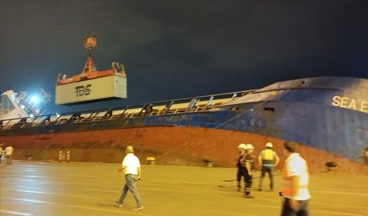 Limanda su alan konteyner gemisi battı