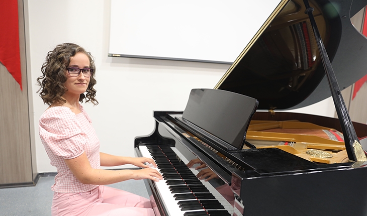 Müzikle hayata bağlanan genç kız kanseri yenerek EKPSS’de birinci oldu