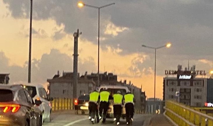 Konya’da aracı arızalanan sürücünün yardımına polis koştu