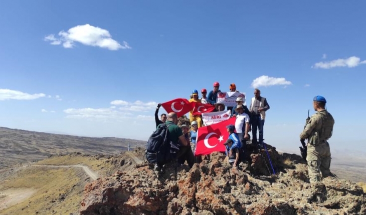 Terörden arındırılan Tendürek’te dağcılar zirvede Türk bayrağı açtı