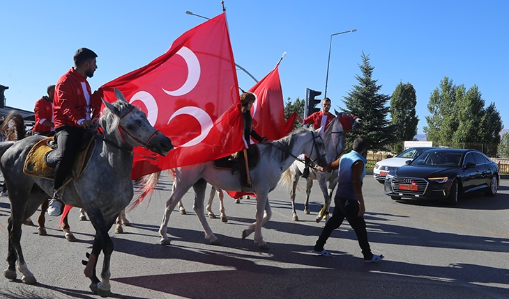 MHP Genel Başkanı Bahçeli’yi Erzurum’da atlı ciritçiler karşıladı