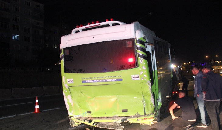 Yolcu durağında halk otobüsüne otomobil çarptı: 1 ölü, 2 yaralı