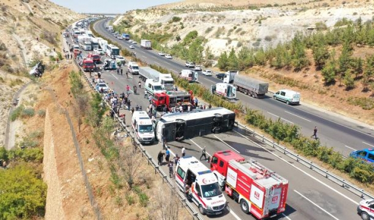 Gaziantep’teki feci kazada yeni detay: Şoför perdeyi düzeltirken hakimiyeti kaybetmiş