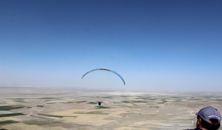 Karapınar’da yamaç paraşütü yarışması başladı