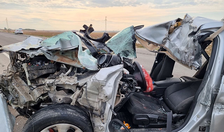 Aksaray - Konya yolunda kaza: Araçta sıkışan sürücüyü bilinçsizce kurtarmaya çalıştılar