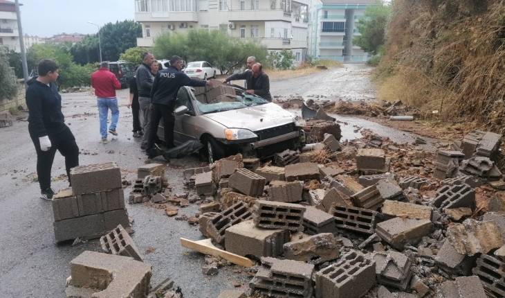 Yağmur sebebiyle yıkılan istinat duvarı otomobili hurdaya çevirdi
