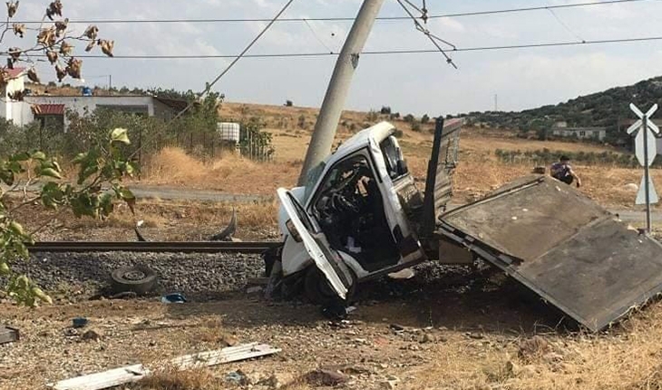 Kontrolsüz hemzemin geçitte tren kamyonete çarptı: 1 ölü