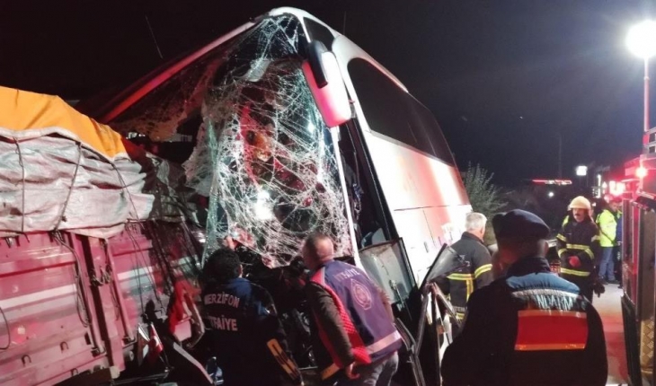Yolcu otobüsü ile kamyon çarpıştı: 2 ölü, 19 yaralı