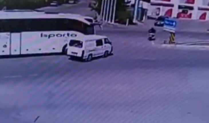 Yolcu otobüsü ile minibüs çarpıştı: Kaza anı güvenlik kamerasında