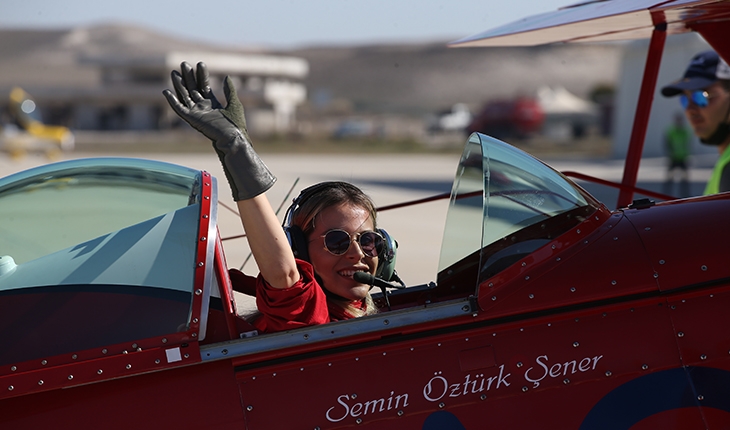 Kadın akrobasi pilotu Cumhuriyet’in 99. yaşını özel uçuşuyla kutladı