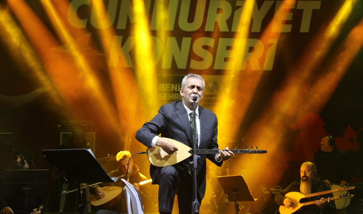 Yavuz Bingöl Konya'da Cumhuriyet Konseri verdi