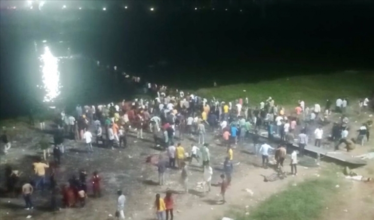 Hindistan’da asma köprünün çökmesi sonucu yüzlerce kişi nehre düştü