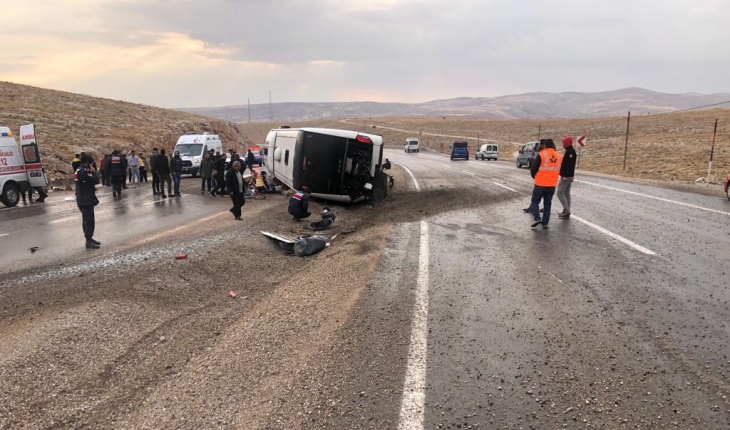 Yolcu otobüs devrildi: 3 kişi öldü, 27 kişi yaralandı