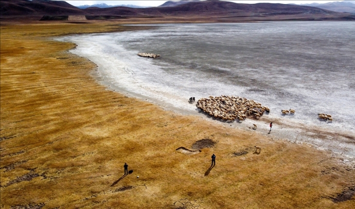 Van’daki Tuz Gölü kuraklık ve aşırı buharlaşma nedeniyle yeniden kurudu