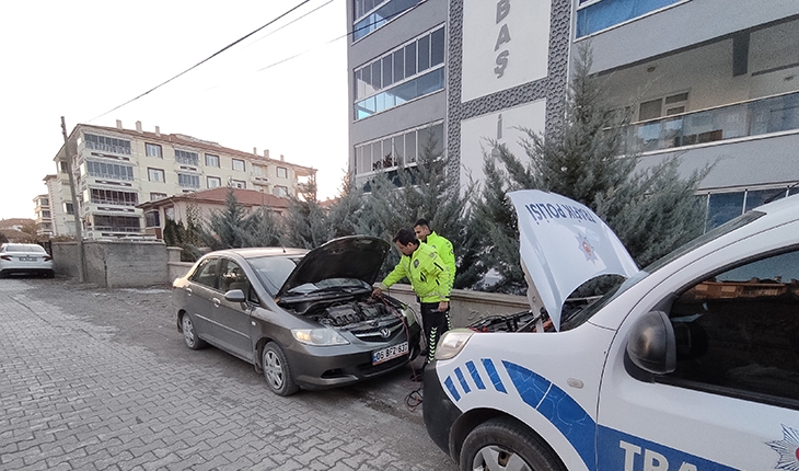 Konya'da aküsü biten sürücünün yardımına polis yetişti 