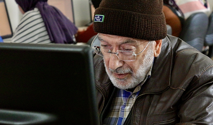 Torunlarından etkilenerek 70 yaşında bilgisayar kursuna başladı