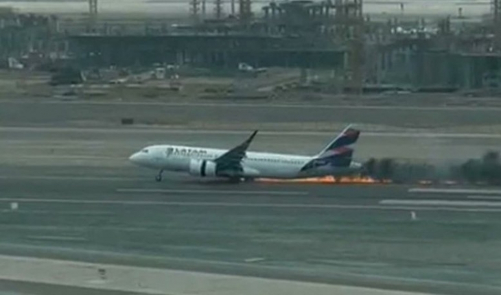 Havaalanına inen uçak, kamyonla çarpıştı 2 kişi öldü