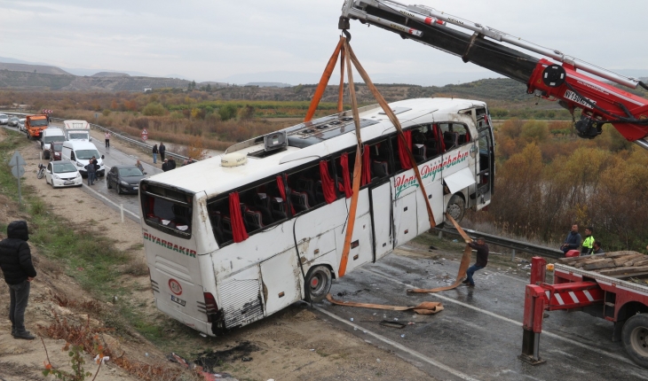Yolcu otobüsü devrildi: 1’i ağır 10 yaralı