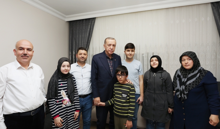 Cumhurbaşkanı Erdoğan, görme engelli hafız Ravzanur'u ziyaret etti