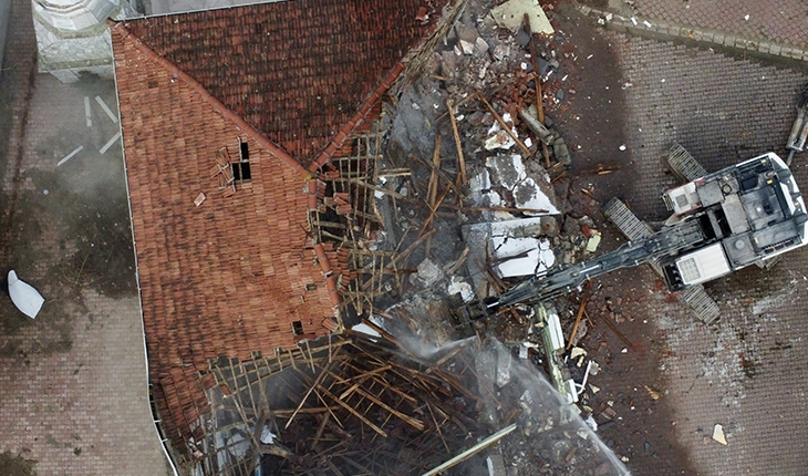 Düzce'de depremde ağır hasar gören yapıların yıkımı sürüyor