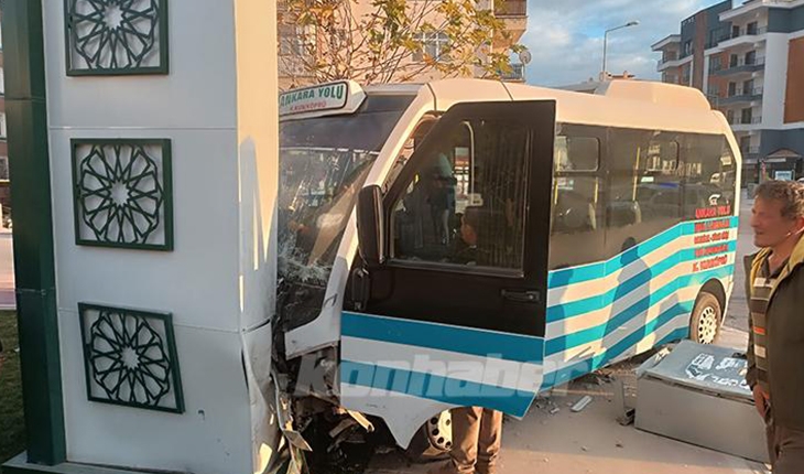 Konya’da dolmuş ile otomobil çarpıştı: 7 yaralı, kaza anı güvenlik kamerasında
