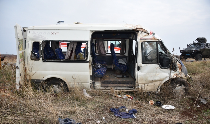 Minibüs şarampole yuvarlandı: 23 kişi yaralandı 