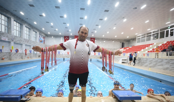 Protezli öğretmenin yetiştirdiği engelli sporcular, yüzmede 42 madalya kazandı