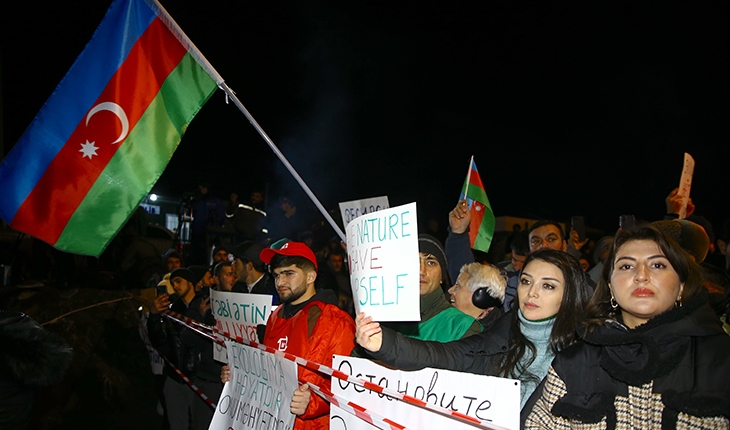 Azerbaycanlı STK’lerin Laçın koridorundaki “maden protestosu“ iki gecedir sürüyor