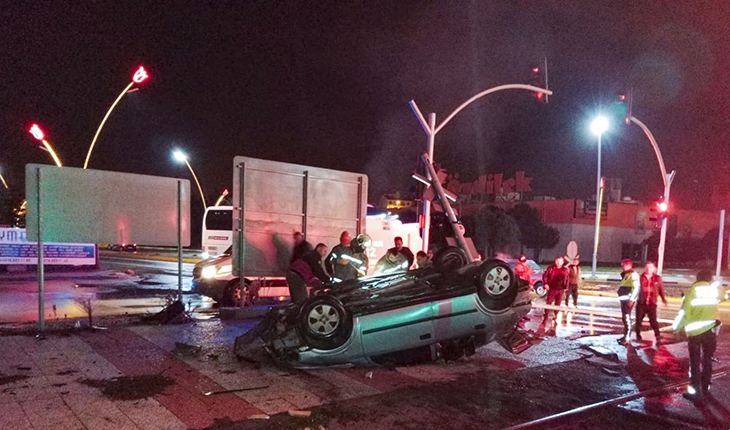 Otomobil, İzmir-Konya seferini yapan yolcu trenine çarptı:  2 ağır yaralı