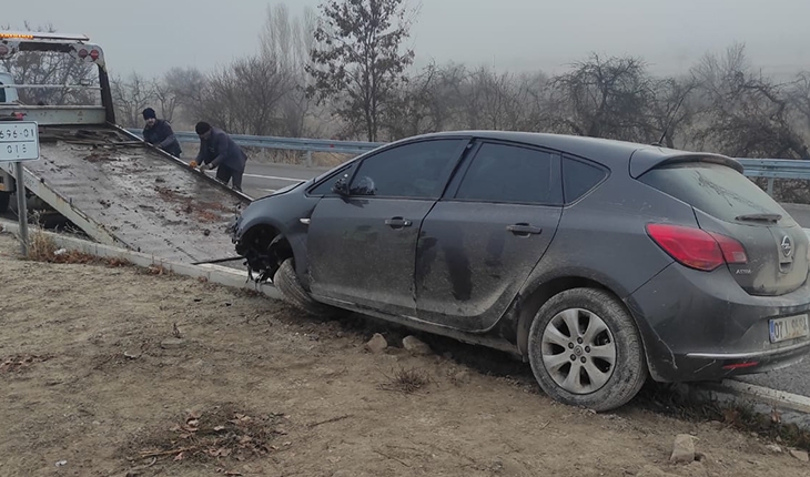 Konya’da otomobil refüje çarptı: 3 kişi yaralandı