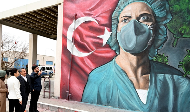 Konya'ya yerleşen Brezilyalı Silva, hastane duvarını renklendirdi