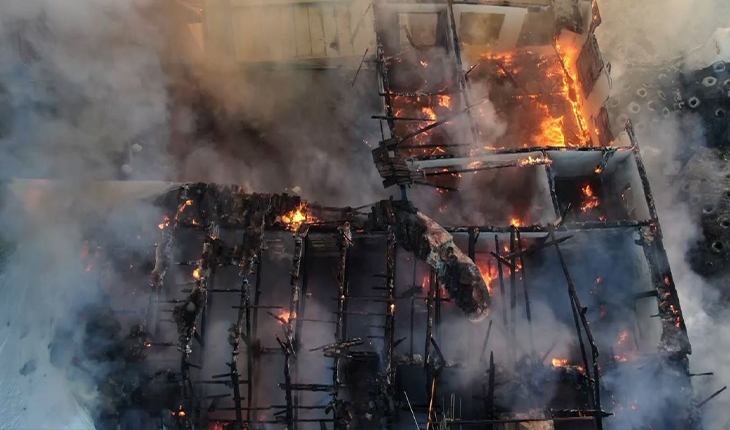Tarihi Keleiçi'nde iki katlı yapı alev alev yandı