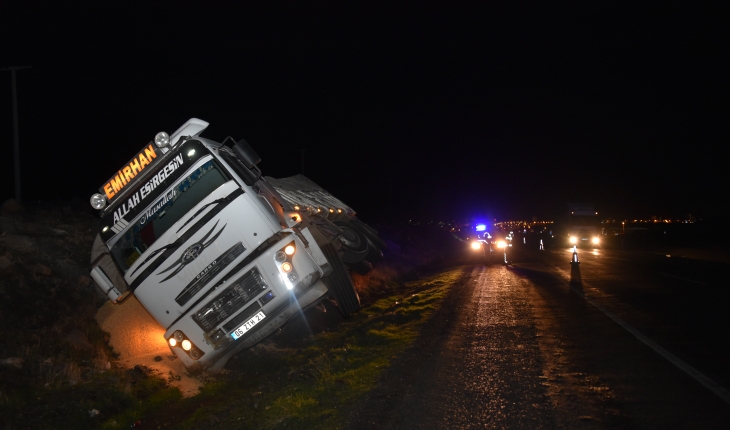 Şarampole devrilen kamyondaki 2 kişi yaralandı