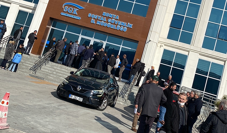Konya’da EYT'li vatandaşlar SGK önünde yoğunluk oluşturdu