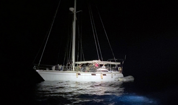 Yelkenli teknede 87 düzensiz göçmen kurtarıldı