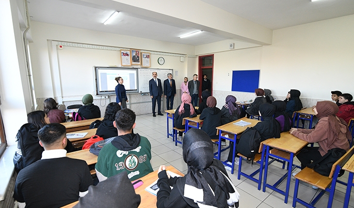 Başkan Altay 2023’ün ilk ziyaretini lise öğrencilerine yaptı