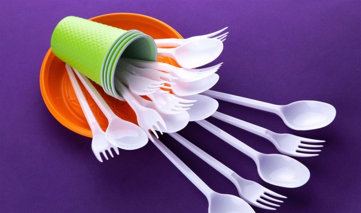 İngiltere’de tek kullanımlık plastik çatal, bıçak ve tabaklar yasaklanıyor