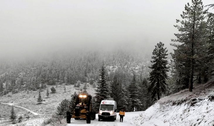 Kar nedeniyle biri ambulans 7 araçta mahsur kalanlar kurtarıldı