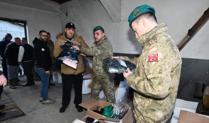 ​Türk askeri Kosova’da selden etkilenen ihtiyaç sahiplerine giysi yardımı yaptı
