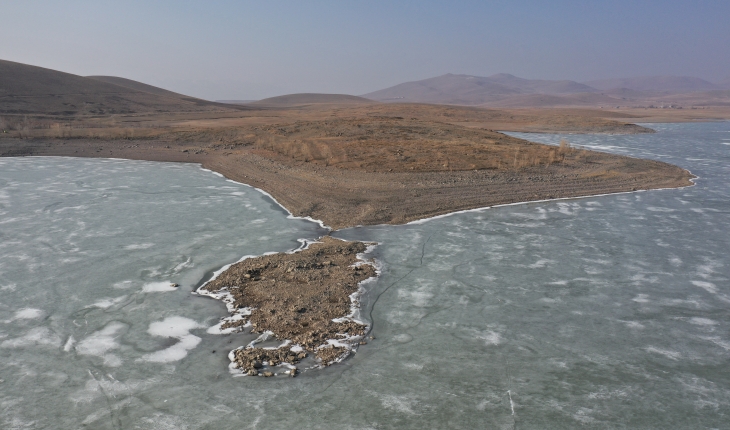 İçme ve tarımsal sulamada kullanılan Patnos Barajı'nın suyu çekiliyor