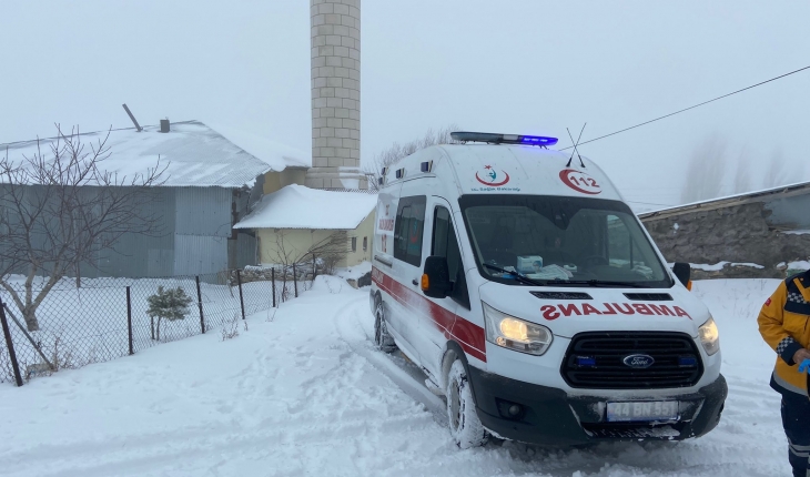 Kardan yolu kapanan mahalledeki hasta, ekiplerin çabasıyla hastaneye ulaştırıldı