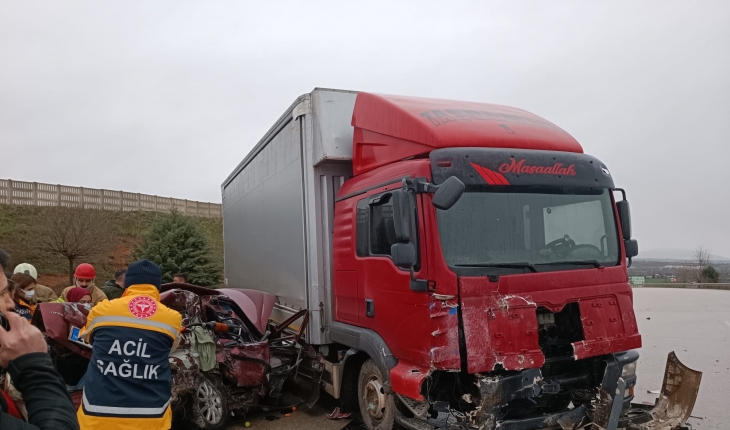 Feci kaza! Otomobil kamyona çarptı: 5 ölü