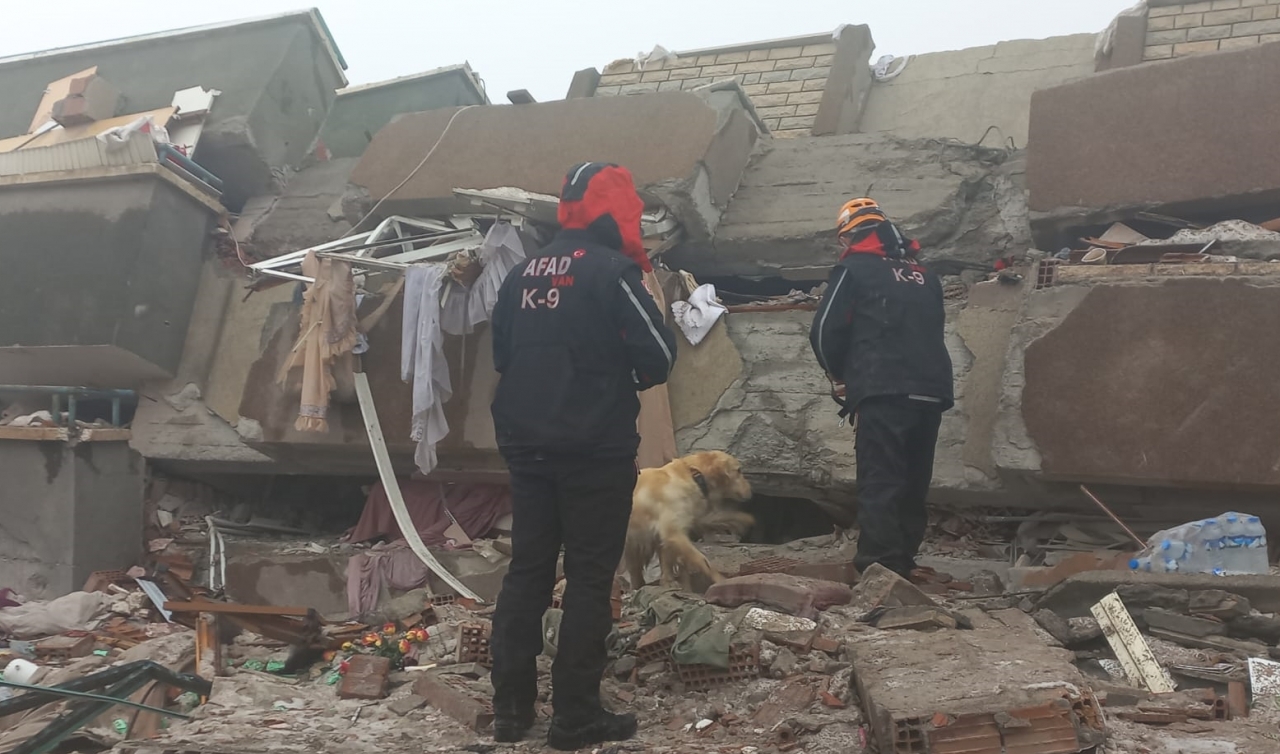 Hasarlı binada kurtarma çalışması yapan ekipler enkazın altında kaldı