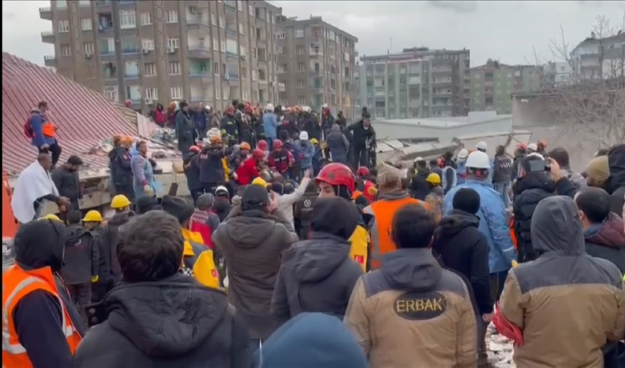 Diyarbakır'da depremde yıkılan binanın enkazından 2 kadın kurtarıldı