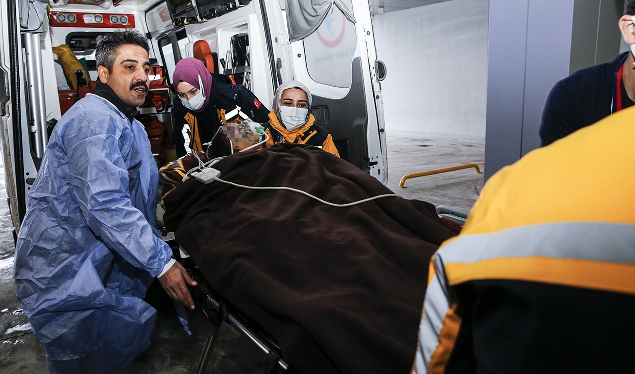 Depremde yaralanan 4 kişi ambulans uçakla Ankara'ya getirildi