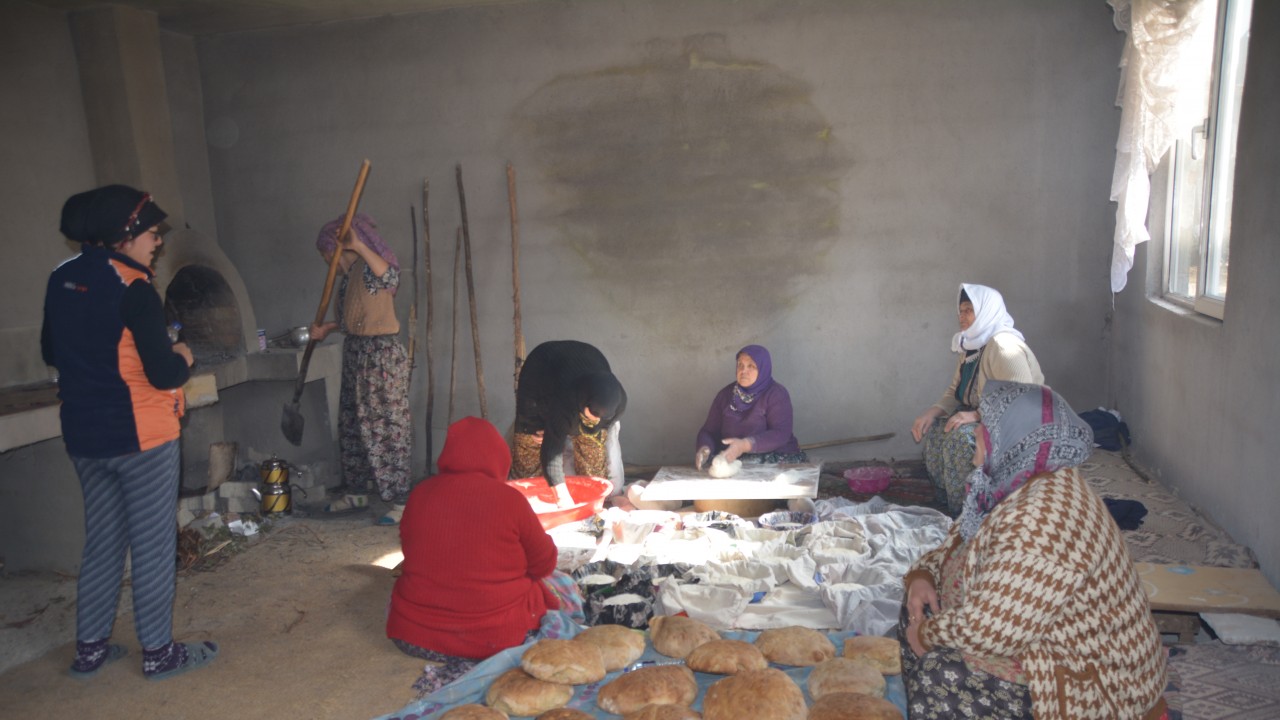Köylü kadınlar depremzedeler için ekmek pişiriyor