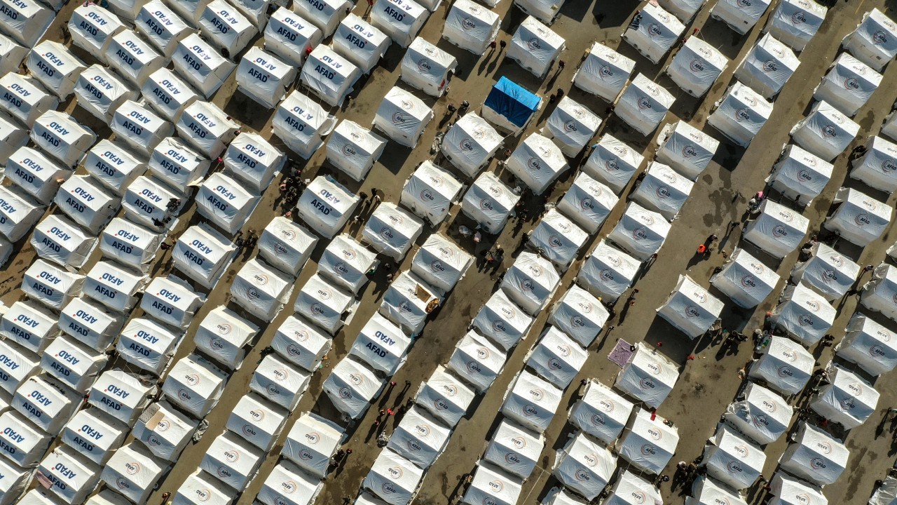 Depremzedeler kurulan çadır kentte yaşam