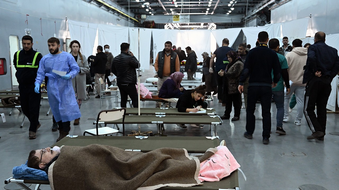 Yüzer hastane TCG Bayraktar depremzedelere “nefes“ oldu
