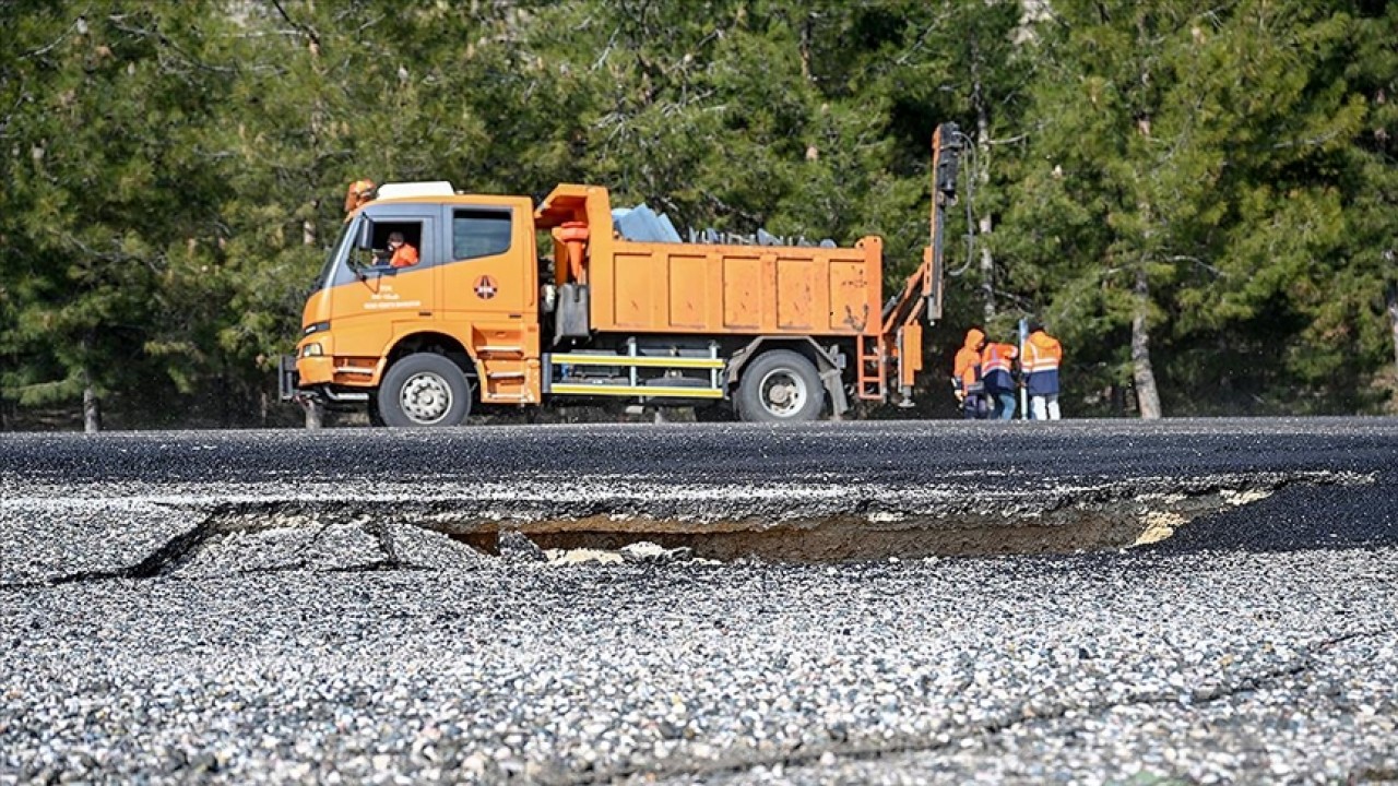 Adıyaman’da deprem sırasında kara yollarında oluşan yarıklar onarılıyor